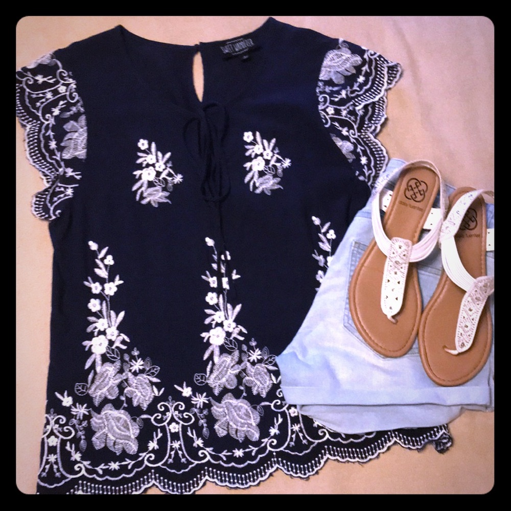 💥 NWOT BEAUTIFUL FLOWER TOP💥